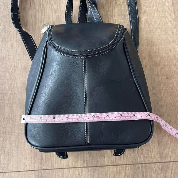 Vintage Piel Black leather backpack with a zipper closure and silver hardware - Picture 6 of 7